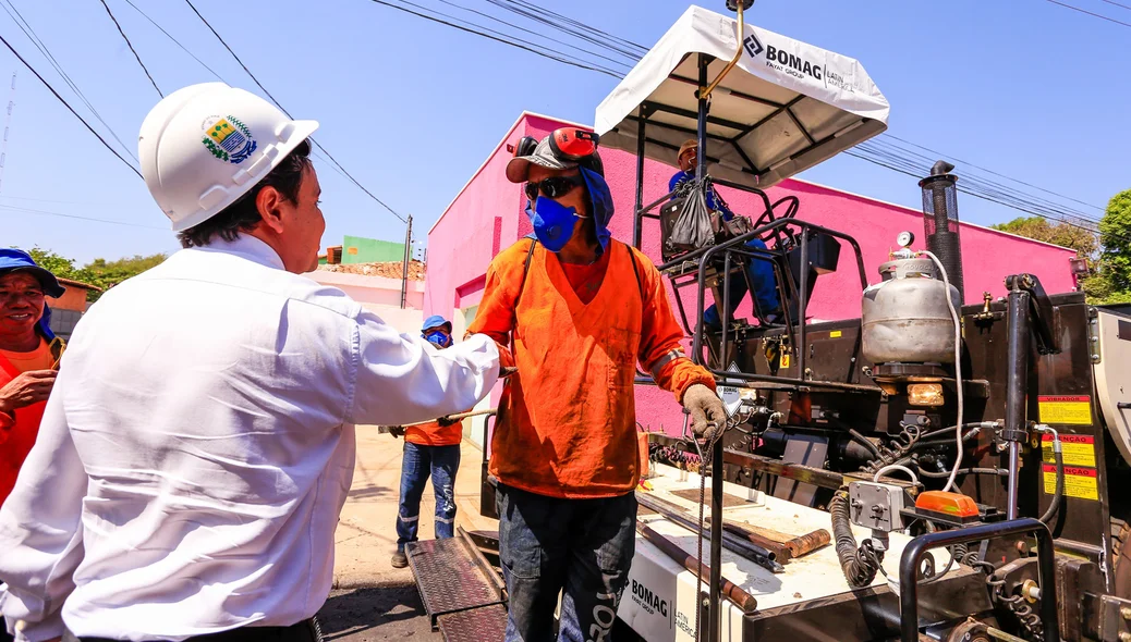 Governador visita obra de asfaltamento