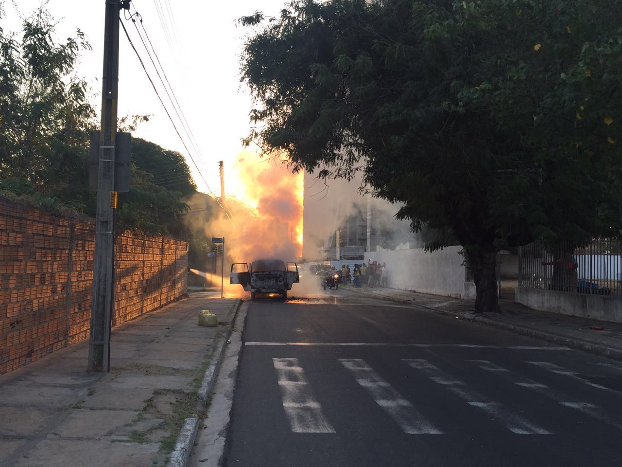 Kombi pegou fogo na Rua Visconde da Parnaíba 
