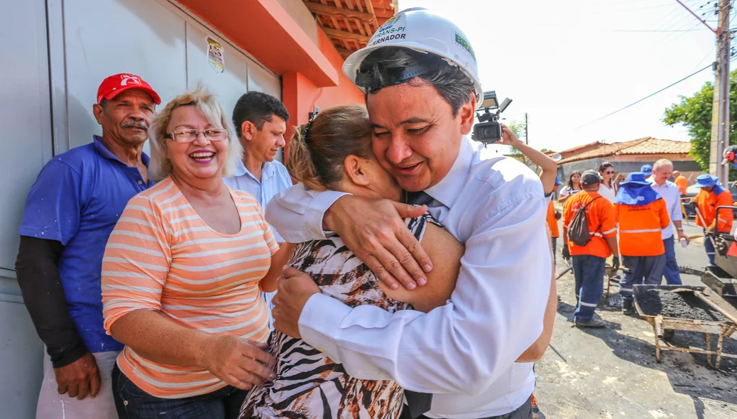 Moradores cumprimentam governador