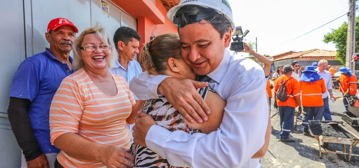 Moradores cumprimentam governador