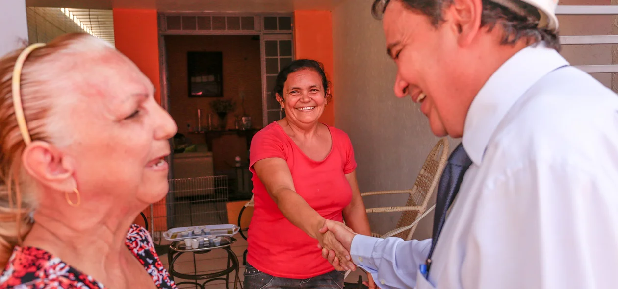Moradores cumprimentam o governador
