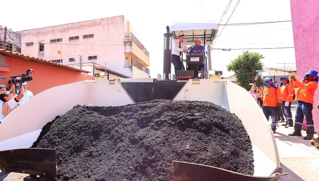 Obra de asfaltamento em Teresina