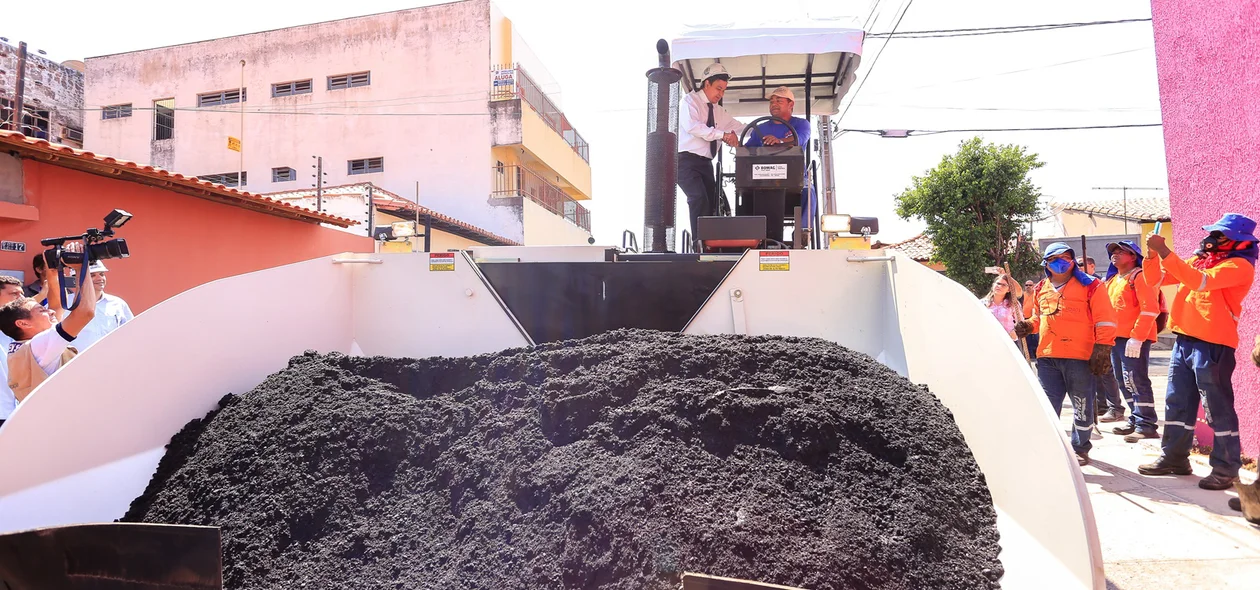 Obra de asfaltamento em Teresina