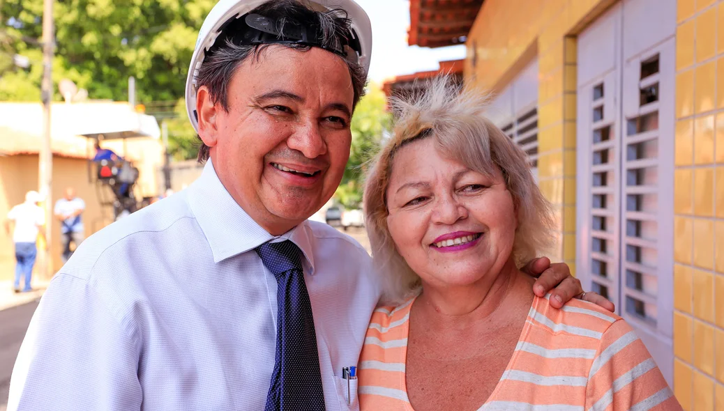 Wellington Dias e a moradora Vilani Alves