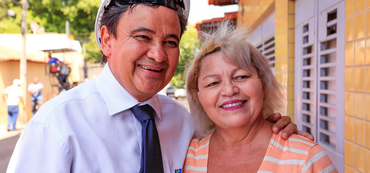 Wellington Dias e a moradora Vilani Alves