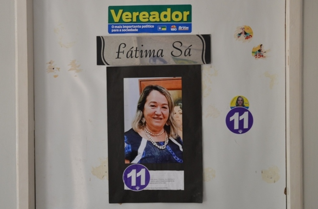 Gabinete de Fátima Sá mostra adesivo do 11