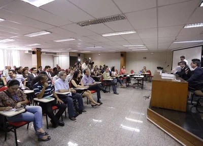 Representantes dos partidos acompanham o sorteio