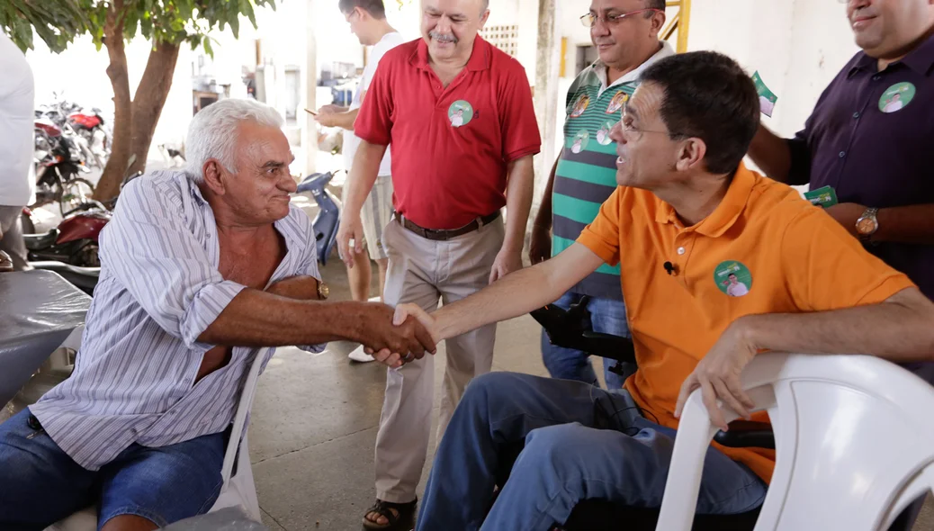 Amadeu cumprimenta eleitor