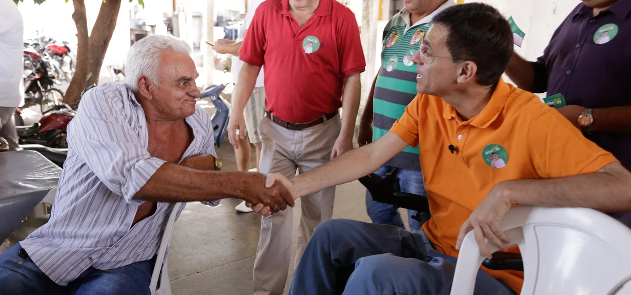 Amadeu cumprimenta eleitor
