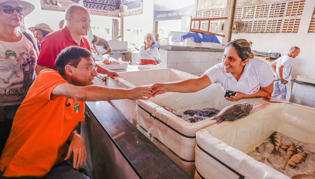 Amadeu cumprimenta trabalhadores do mercado do peixe