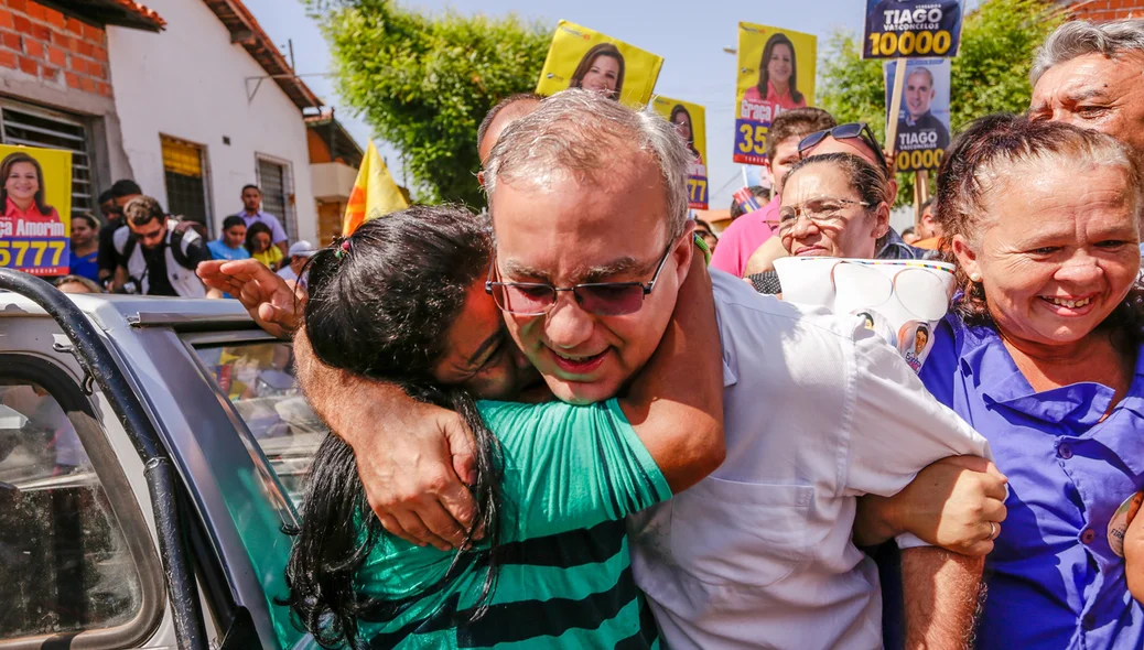 Moradora do bairro dirceu abraçando o prefeito Firmino Filho
