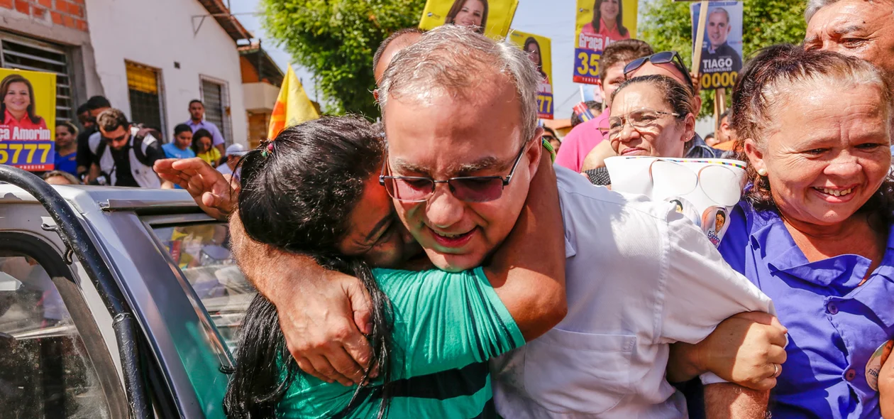 Moradora do bairro dirceu abraçando o prefeito Firmino Filho