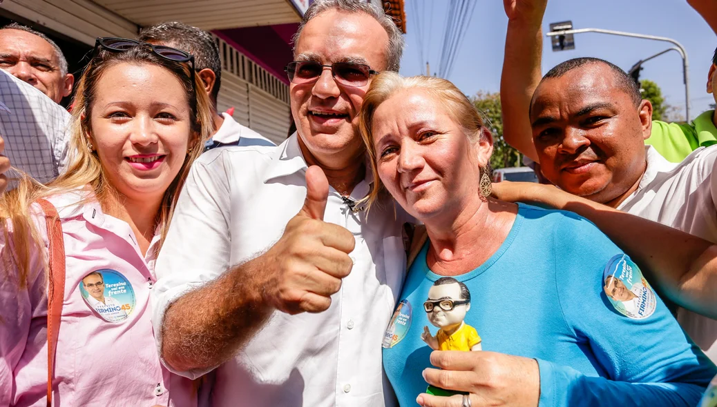 Moradora tira foto com Firmino e sua Miniatura