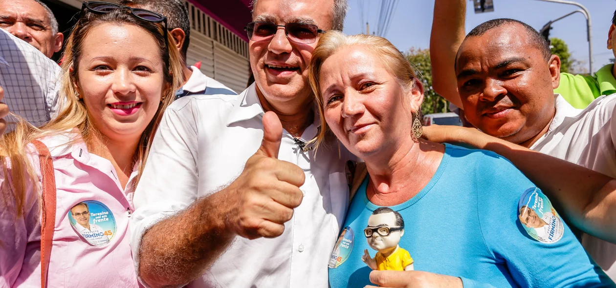 Moradora tira foto com Firmino e sua Miniatura