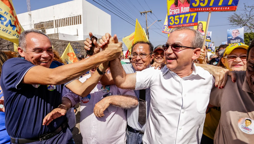Prefeito cumprimenta eleitor