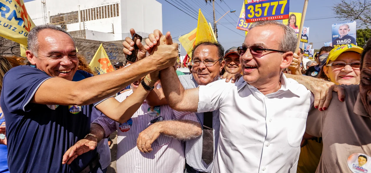 Prefeito cumprimenta eleitor