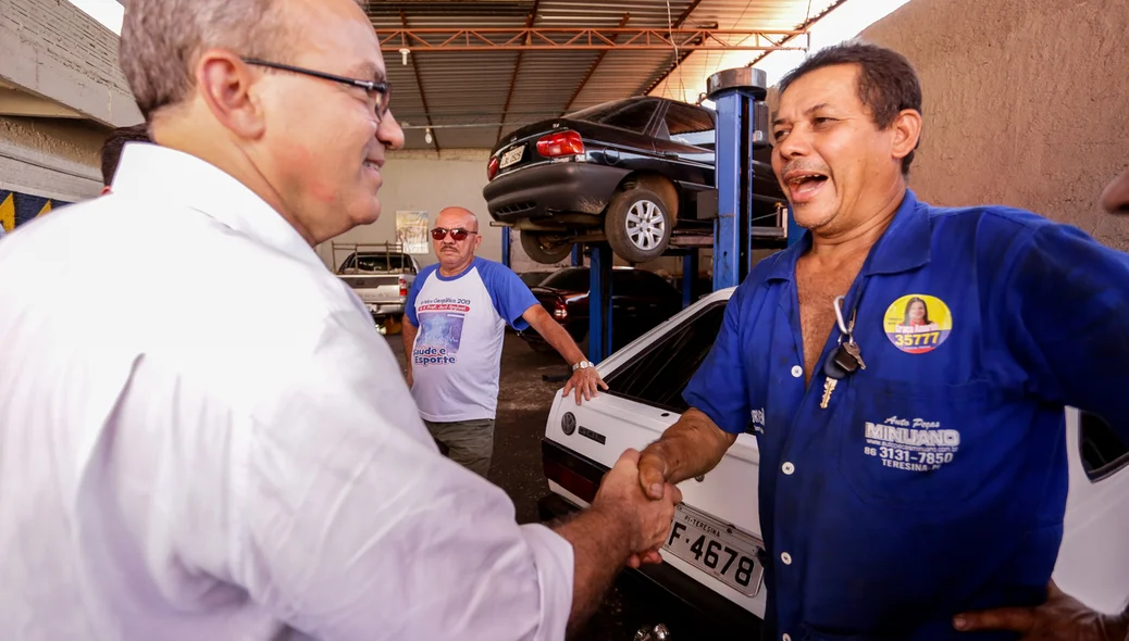 Prefeito cumprimenta trabalhador