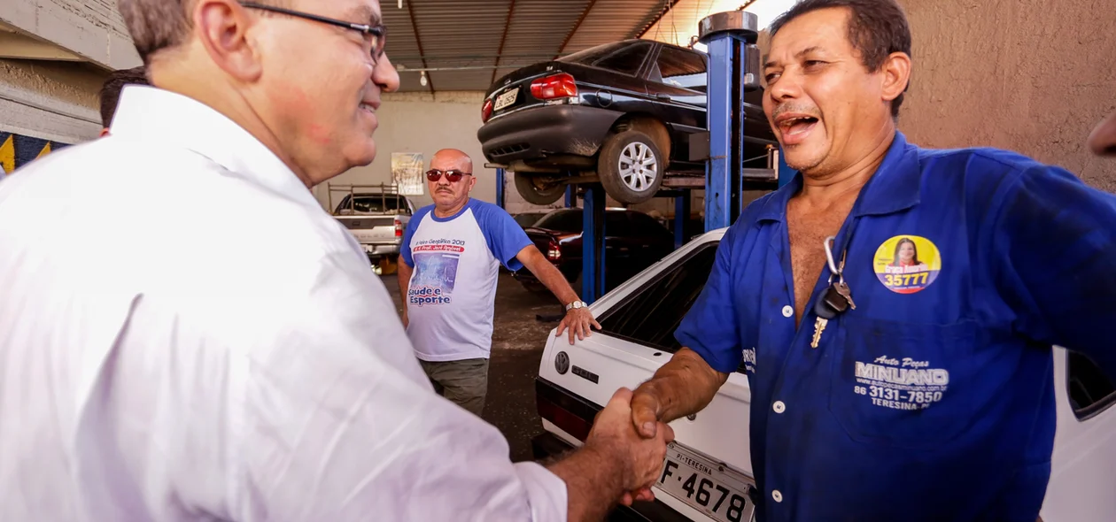 Prefeito cumprimenta trabalhador