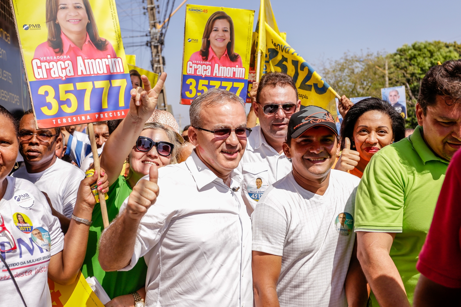Prefeito firmino filho durante sua caminhada 