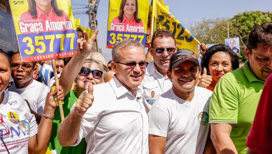 Prefeito firmino filho durante sua caminhada 