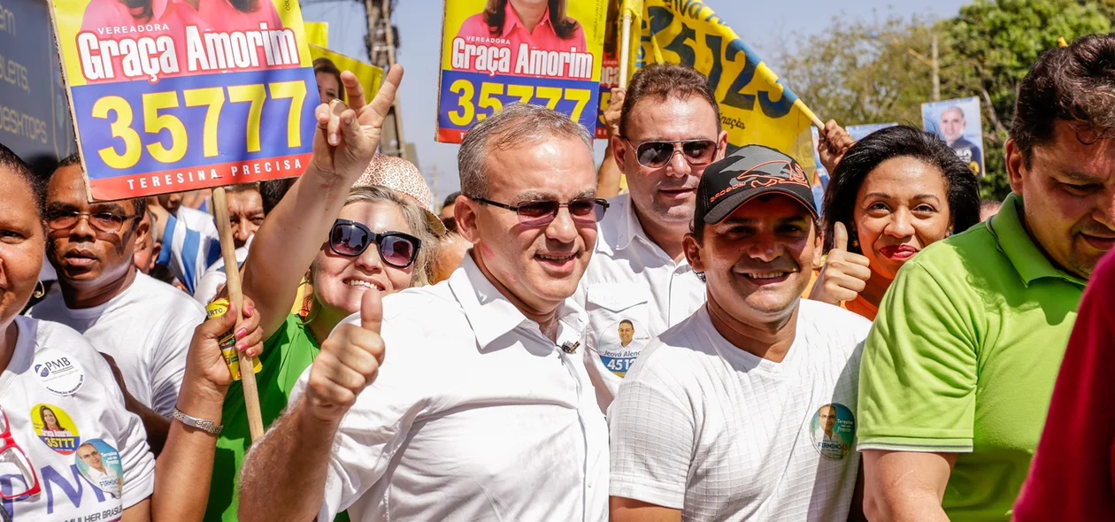 Prefeito firmino filho durante sua caminhada 