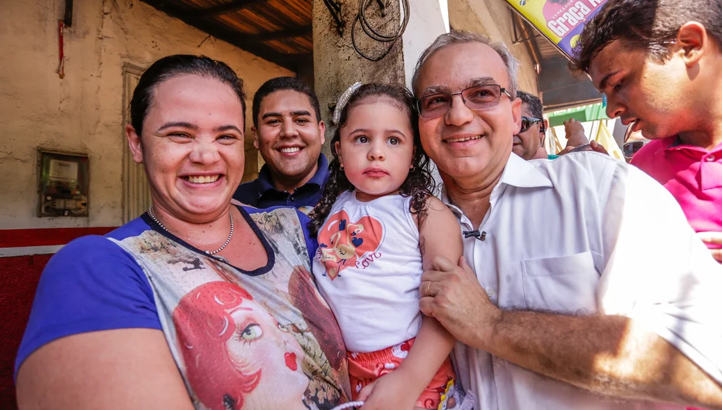 Prefeito tira foto com moradores da zona sudeste