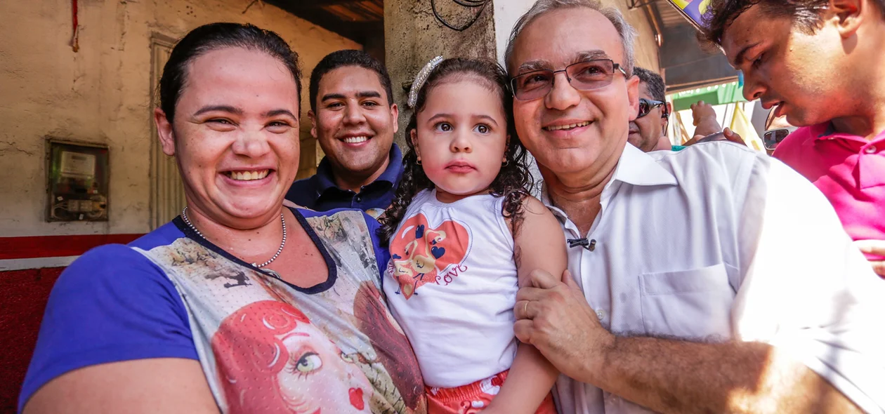 Prefeito tira foto com moradores da zona sudeste