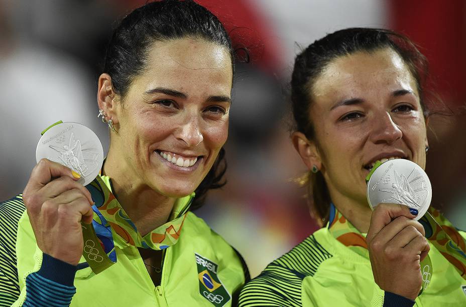 Ágatha e Bárbara ficam com medalha de prata na Rio-2016