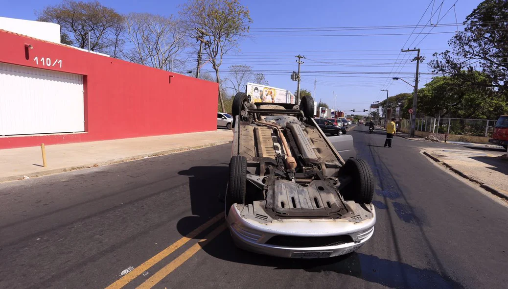 Carro capotado na rua Goiás