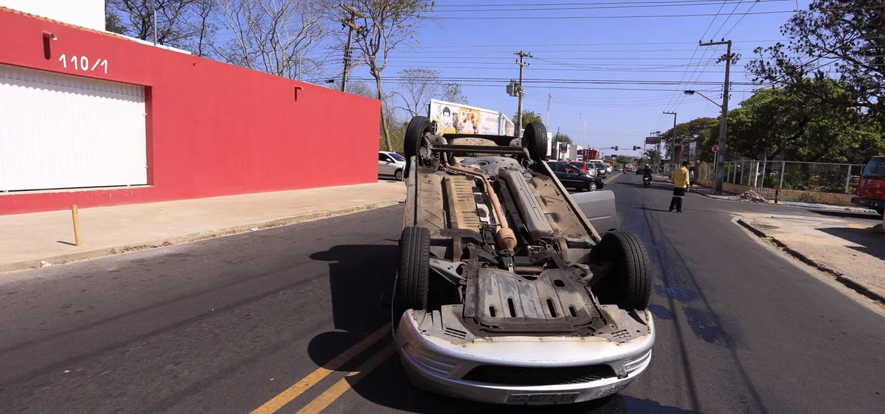 Carro capotado na rua Goiás