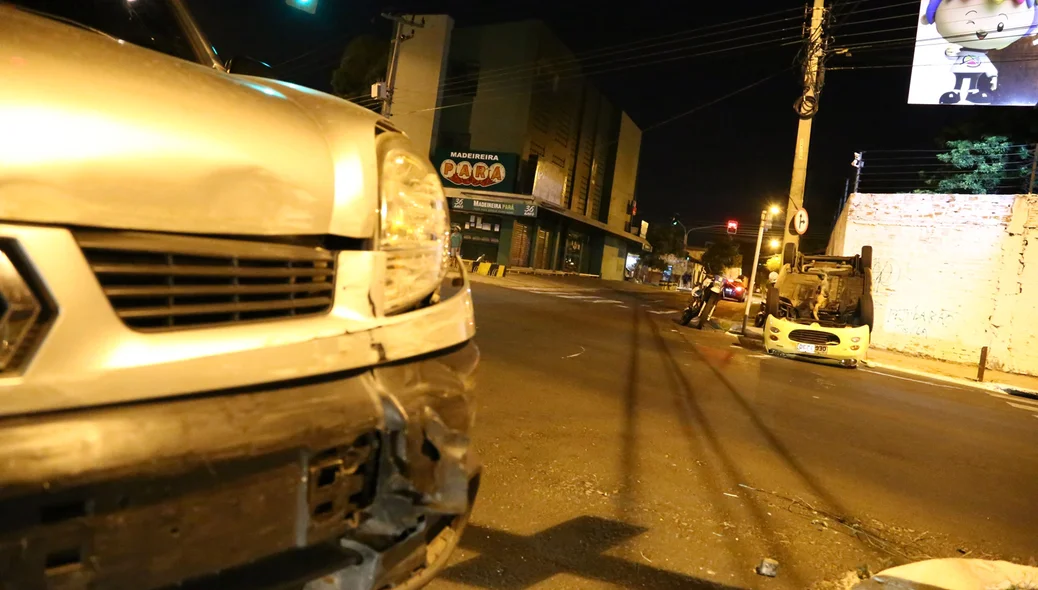 Colisão entre 2 carros na Avenida Miguel Rosa 