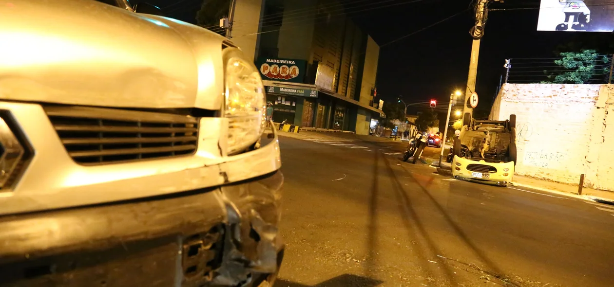 Colisão entre 2 carros na Avenida Miguel Rosa 