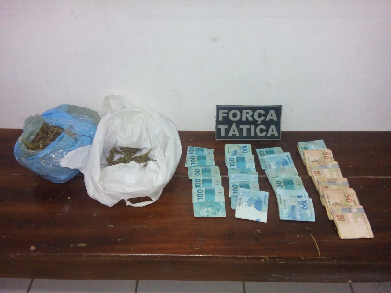 Drogas e dinheiro apreendido