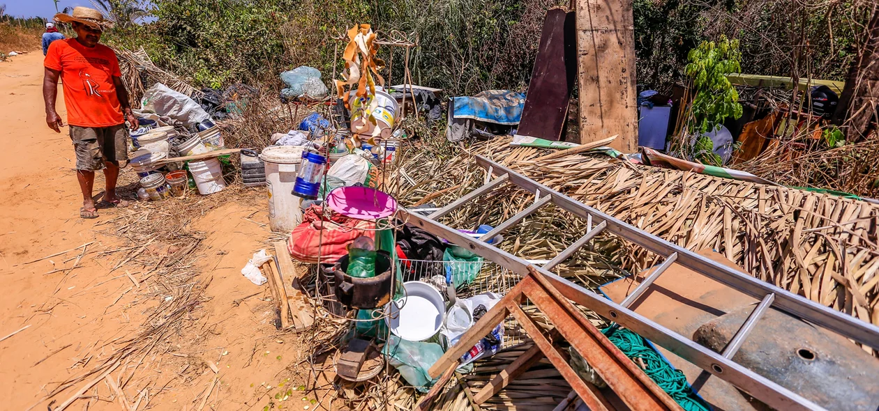 Morador repara os estragos causados pela desapropriação