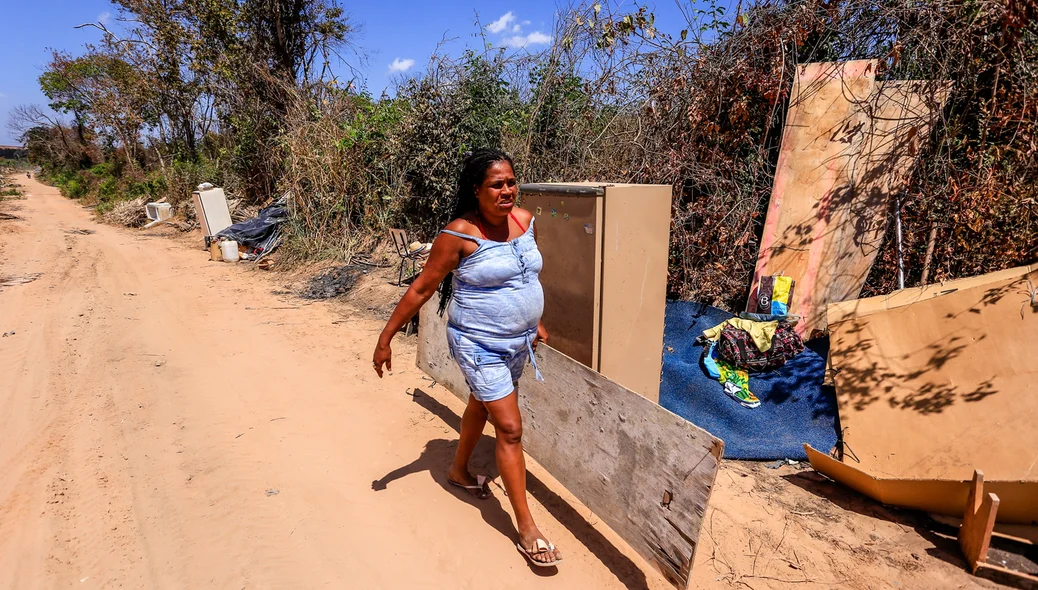 Moradora junta o que sobrou da Desapropriação