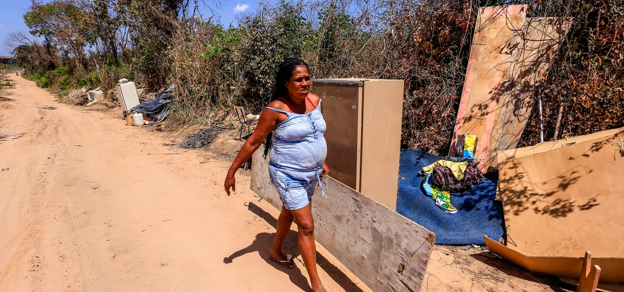 Moradora junta o que sobrou da Desapropriação