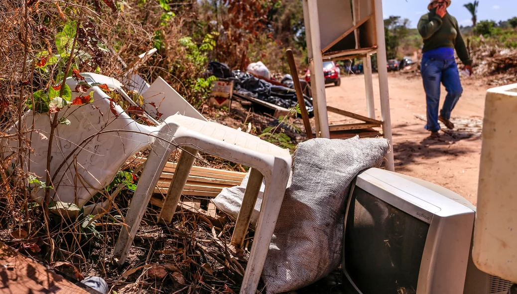 Moradores juntam o restantes dos seus pertences domésticos