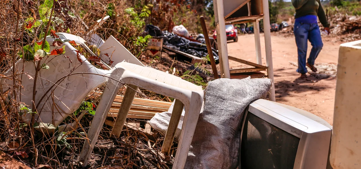 Moradores juntam o restantes dos seus pertences domésticos