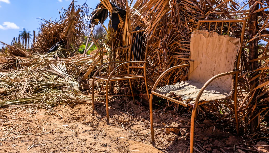 Nessa casa, só sobrou as cadeiras
