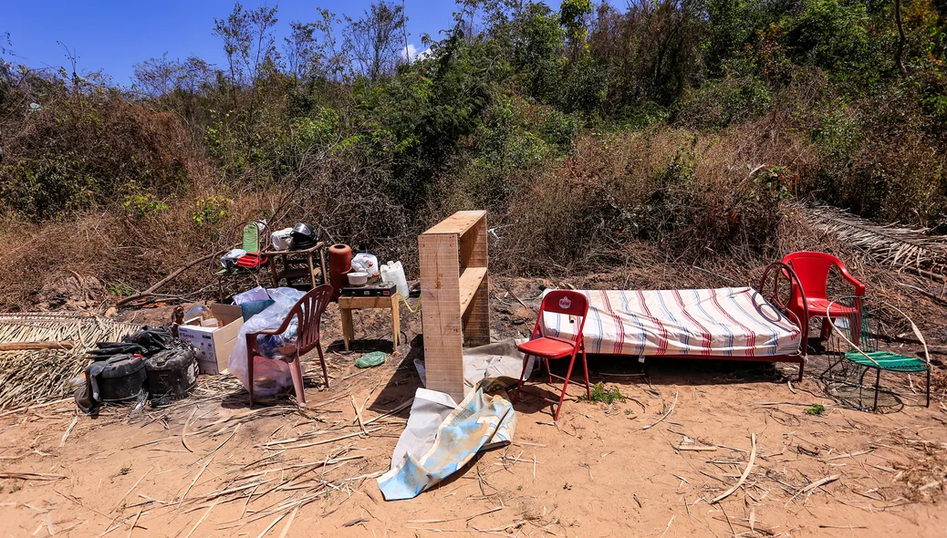 Pertences pessoais ficam expostos ao sol por causa da desocupação