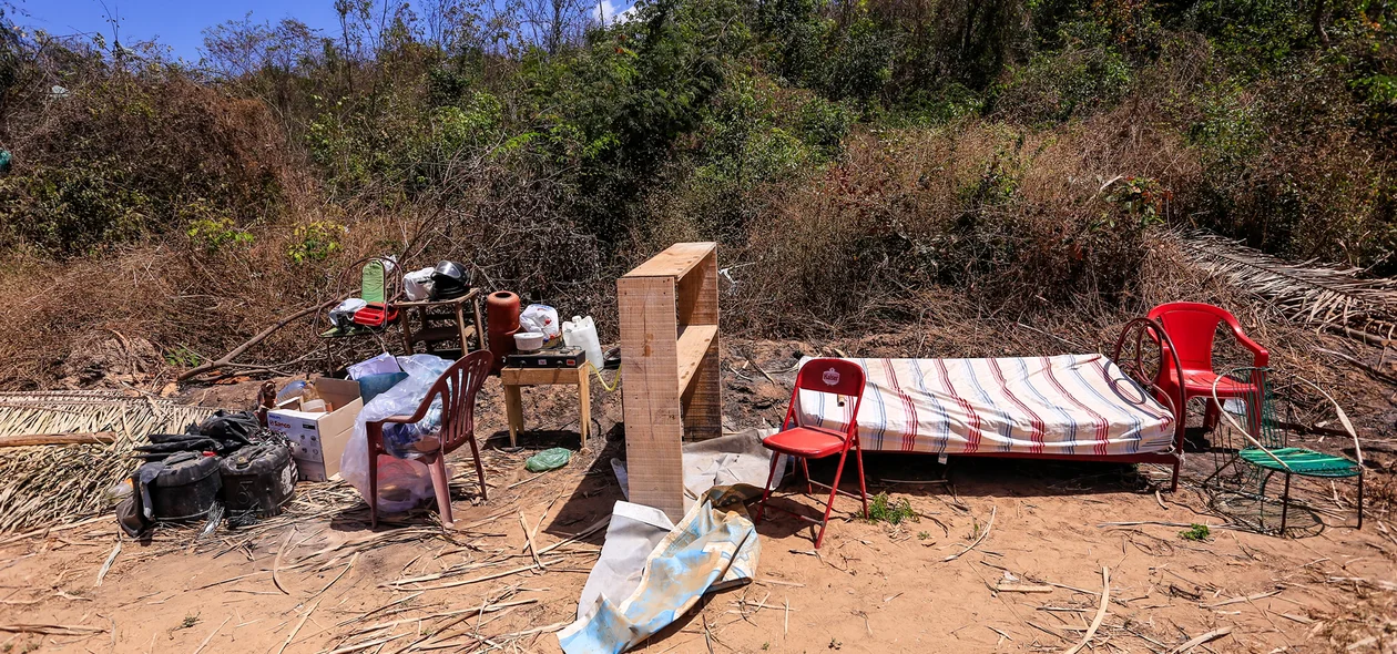 Pertences pessoais ficam expostos ao sol por causa da desocupação