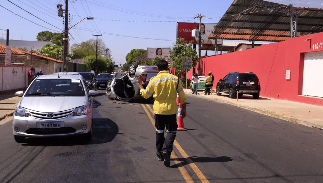 Strans auxiliando na desobstrução do trânsito