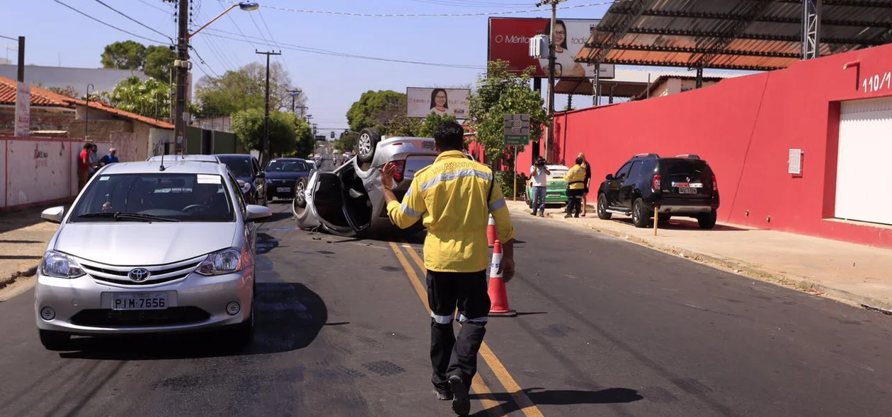 Strans auxiliando na desobstrução do trânsito