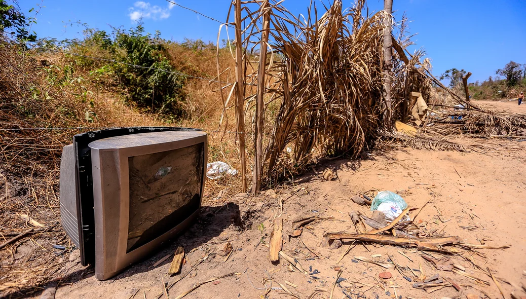 televisão quebrada durante a desapropriação