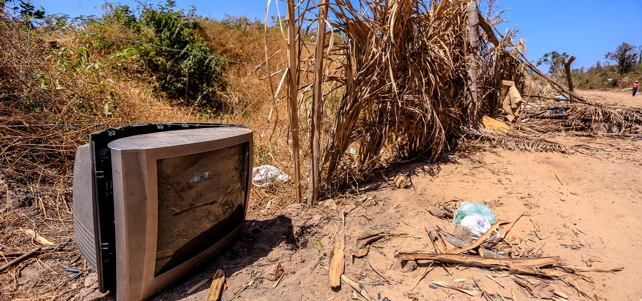 televisão quebrada durante a desapropriação