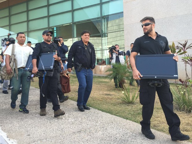 Polícia Civil cumpre mandados contra deputados no DF