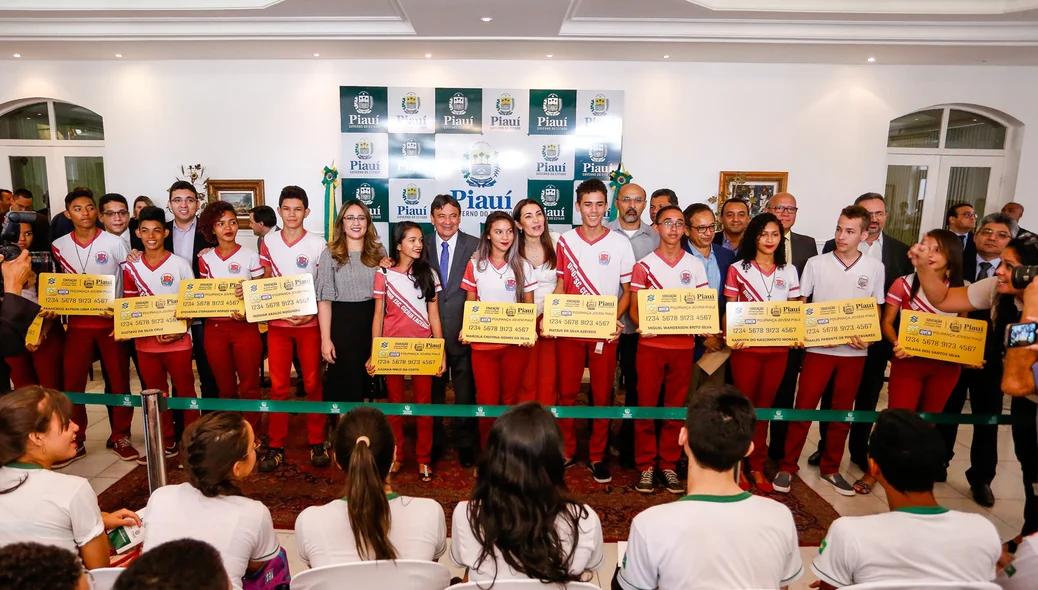 Alunos recebem prêmio Poupança Jovem Piauí no palácio de karnak