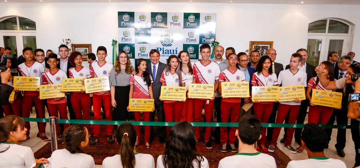 Alunos recebem prêmio Poupança Jovem Piauí no palácio de karnak