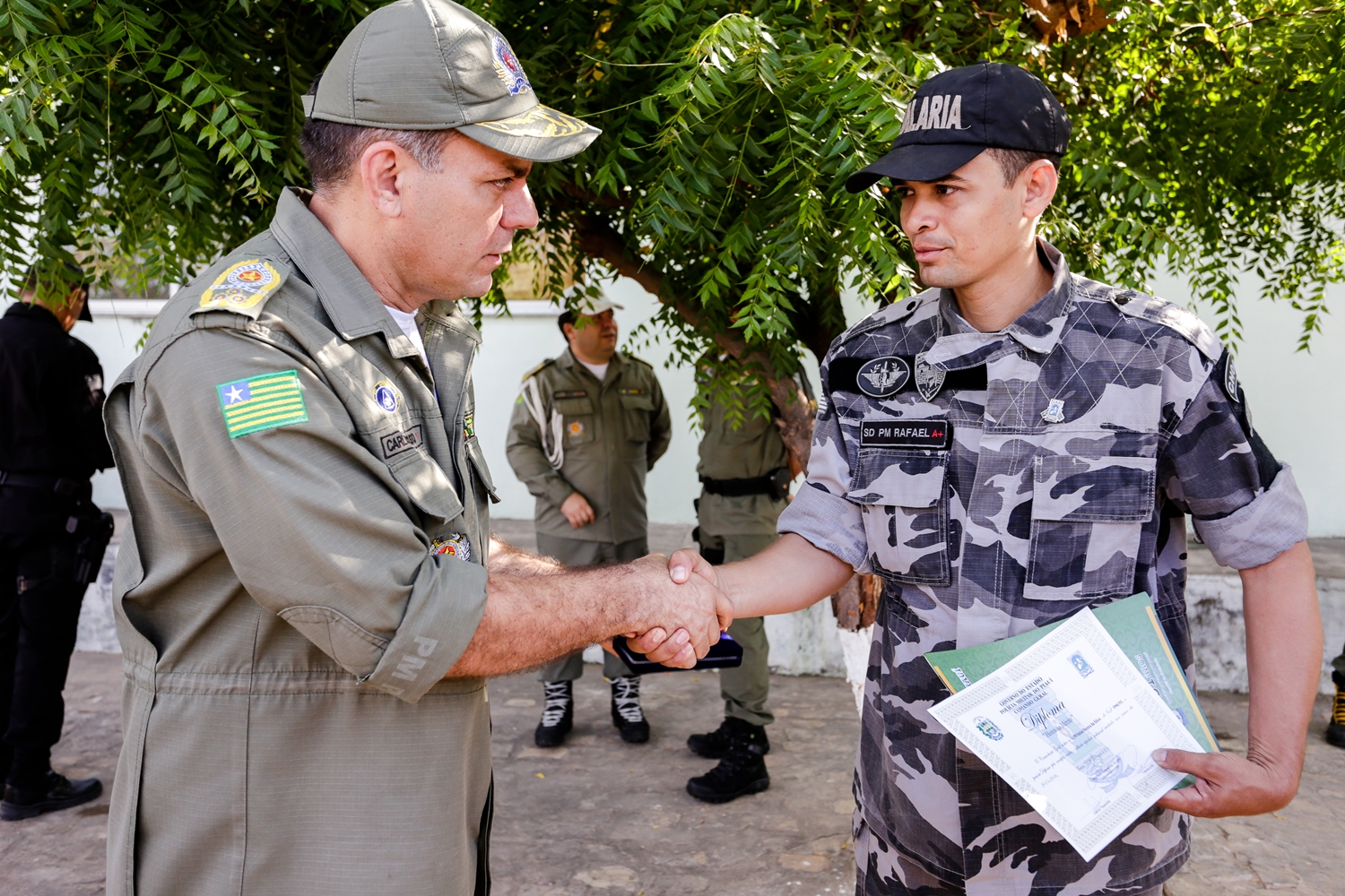 Comandante Geral cumprimentando o SD Rafael