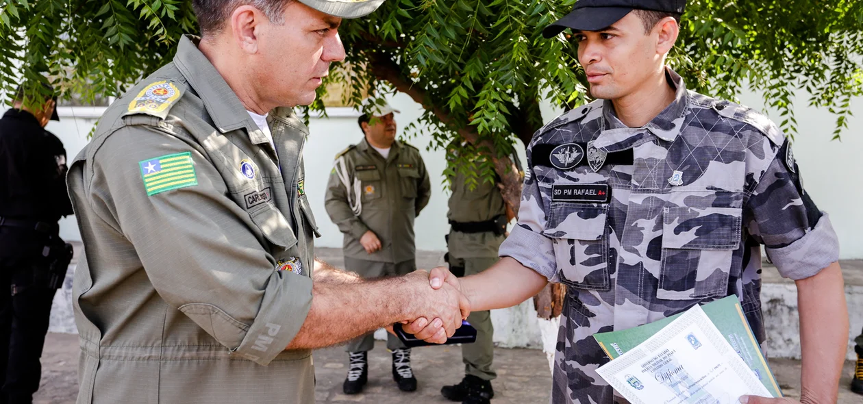 Comandante Geral cumprimentando o SD Rafael